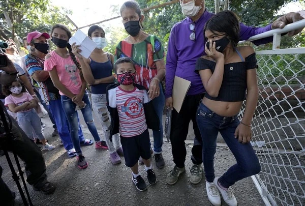 Người Venezuela kéo sang Colombia để tiêm vaccine Covid-19 miễn phí