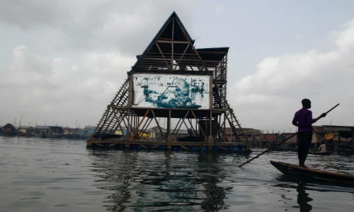 Ấn tượng ngôi trường nổi lênh đênh giữa sông nước ở Nigeria