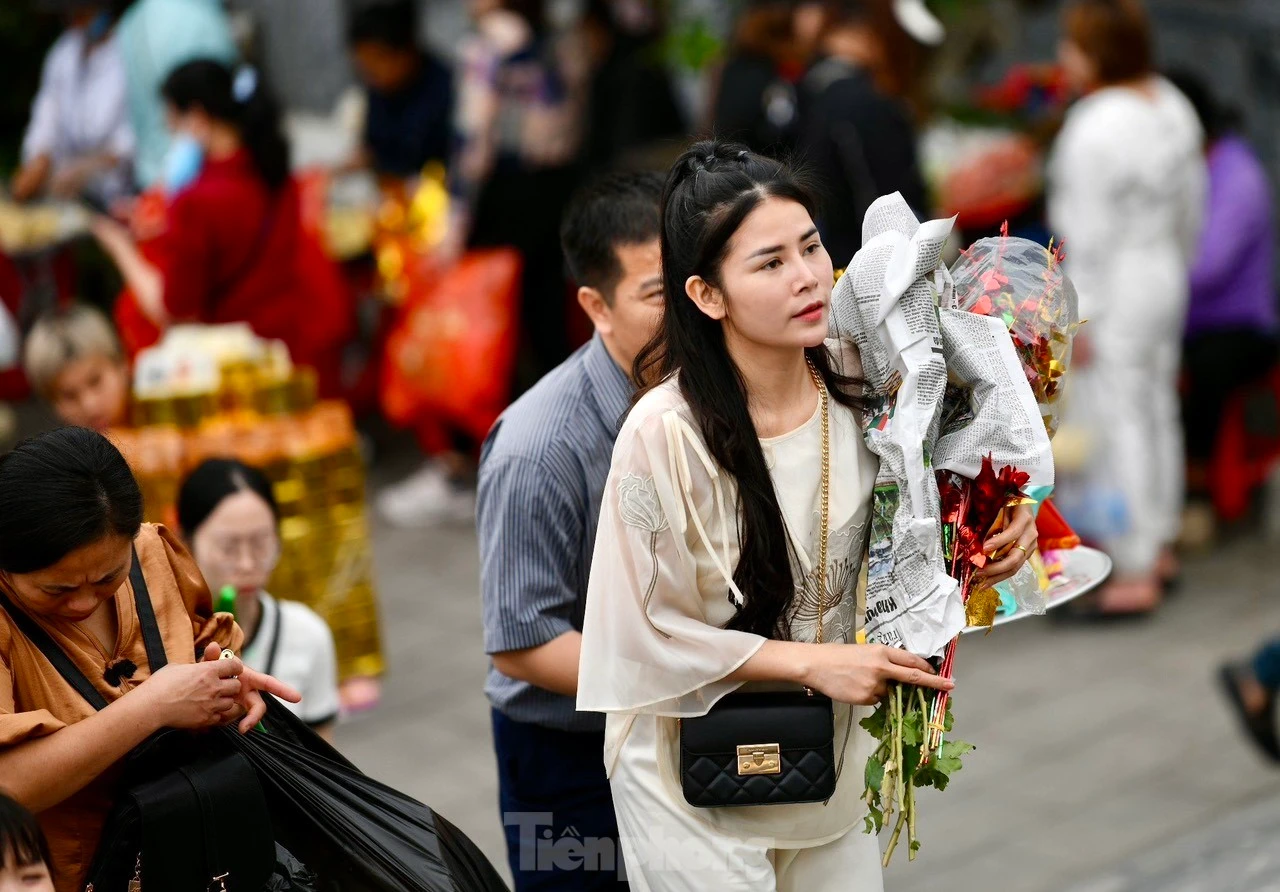 Đông khách “vay tiền” ngày vía Thần tài, Đền Bà Chúa Kho quá tải
