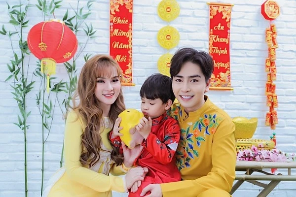 Thu Thuỷ và chồng trẻ kém 10 tuổi diện áo dài rực rỡ đón Tết ở Đà Lạt