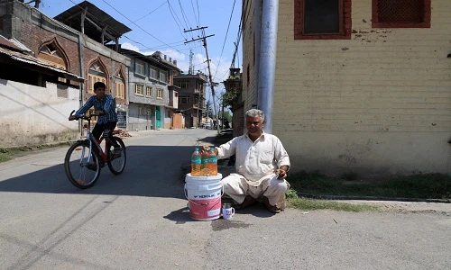 Một tháng dưới lệnh giới nghiêm: Người dân Kashmir sống sao?