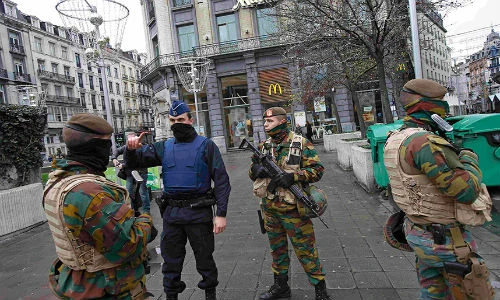 Chùm ảnh Brussels truy quét nghi phạm khủng bố ở Paris