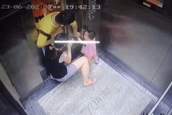 Video: Mải xem điện thoại, mẹ để con nhỏ bị kẹt tay