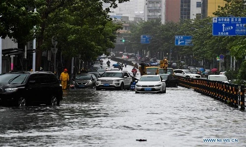 Bão Wipha đổ bộ Trung Quốc, đường phố chìm trong biển nước