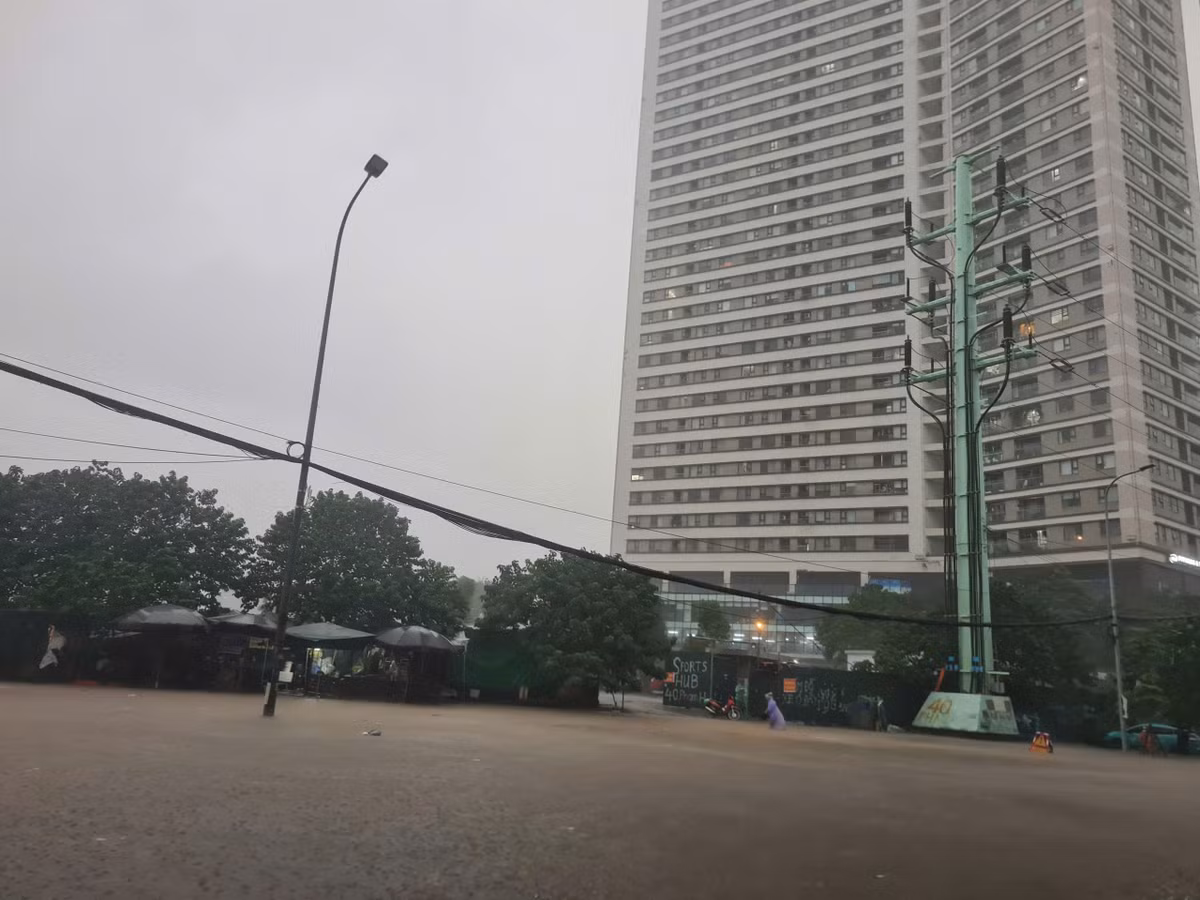 Minh Khai, Mạc Thị Bưởi, Thanh Đàm, Thái Hà, Láng Hạ, Huỳnh Thúc Kháng, Nguyễn Khuyến, Lê Duẩn, Trường Chinh, Tôn Thất Tùng, Chùa Bộc; Hoa Bằng, Cầu Giấy, Xuân Thủy, Phan Văn Trường, Phạm Hùng, Phạm Văn Bạch, Tôn Thất Thuyết, Duy Tân, Trần Quốc Hoàn, Yên Hòa, Nguyễn Khang, Dương Đình Nghệ, Lê Văn Lương, Nam Trung Yên, Tô Hiệu, Nguyễn Phong Sắc, Tô Hiệu, Nguyễn Khánh Toàn; Trích Sài, Âu Cơ, Thụy Khuê, Võ Chí Công, Phú Xá, Xuân Đỉnh, Phạm Văn Đồng, Tân Xuân, Doãn Kế Thiện, Mai Dịch, Ga Nhổn, Trần Bình...