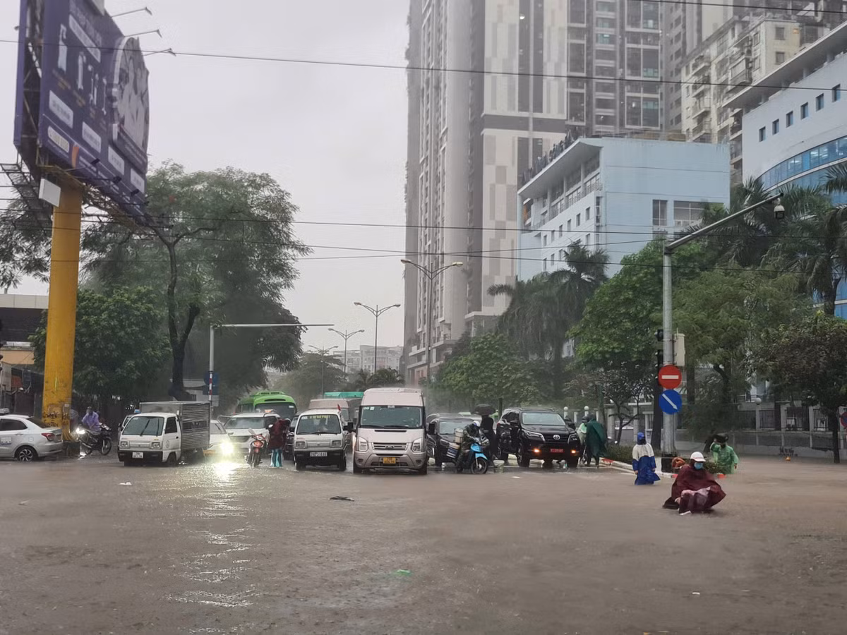 Dự báo trong 3-6h tới, trên địa bàn thành phố Hà Nội tiếp tục có mưa vừa, mưa to và giông, lượng mưa phổ biến 50-100mm cục bộ có nơi mưa rất to trên 150mm; từ chiều tối và đêm mưa giảm nhanh.
