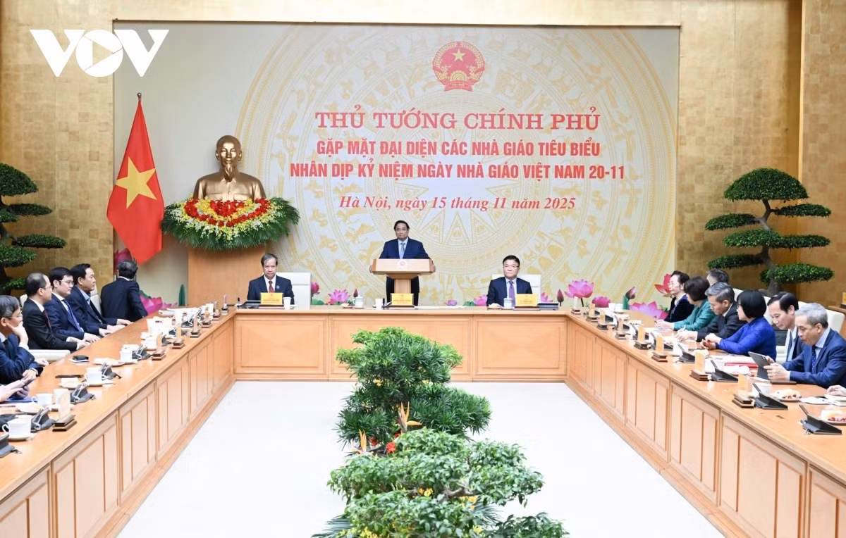 Thủ tướng Chính phủ Phạm Minh Chính gặp mặt 60 thầy cô giáo đại diện các nhà giáo tiêu biểu nhân kỷ niệm ngày Nhà giáo Việt Nam 20/11.