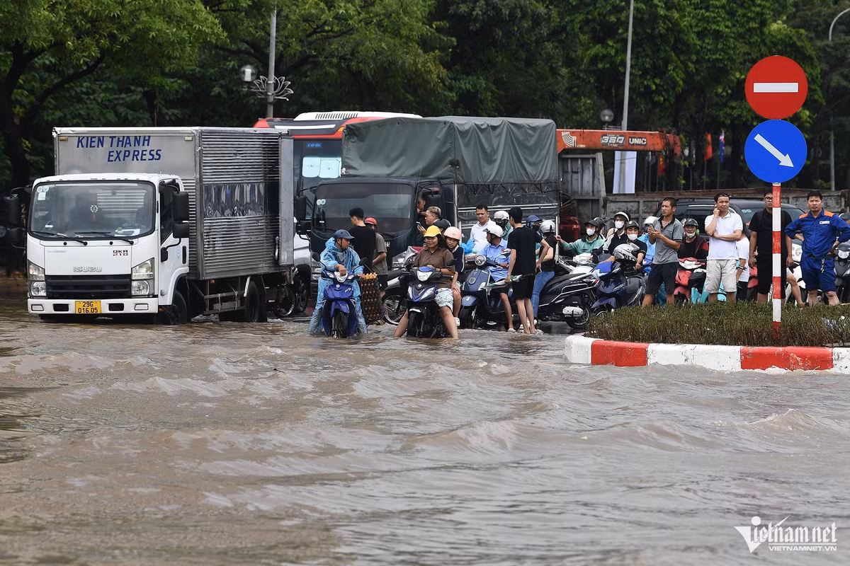 16h, nhiều tuyến đường quanh khu Mỹ Đình vẫn ngập nước khắp nơi. Người điều khiển phương tiện không thể tính toán được hướng đi vì nếu qua được đoạn này lên tuyến phố khác có thể bị ngập sâu hơn nữa.