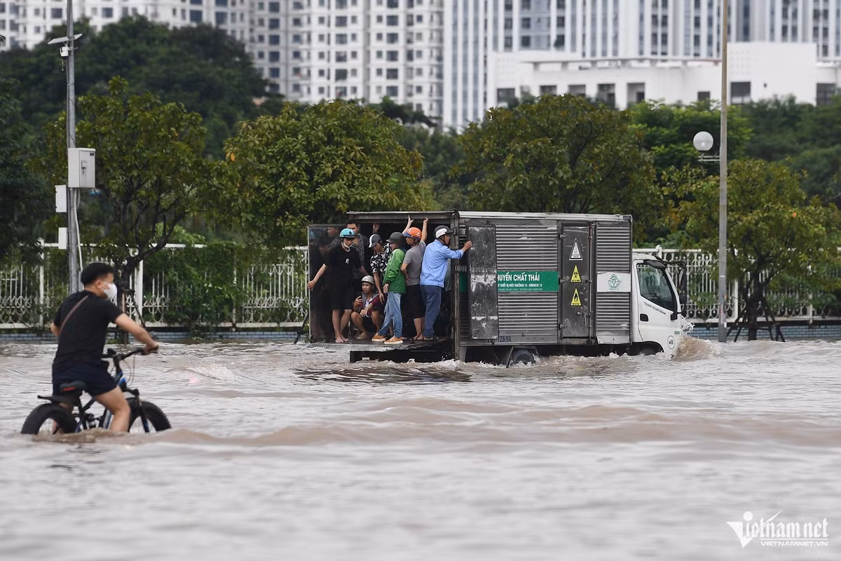 Xe tải biến thành phương tiện chở người bất đắc dĩ qua "sông".