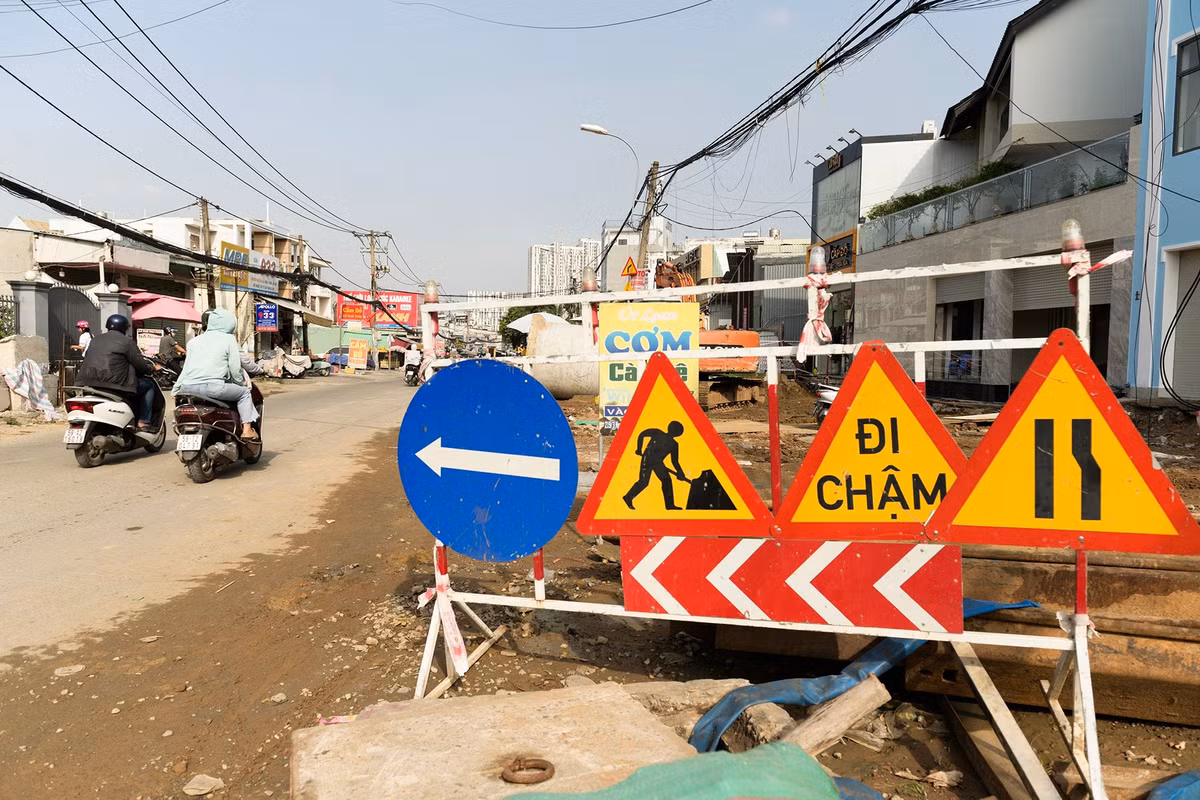 Các rào chắn công trình được dựng sát mép đường, chia nhỏ mặt bằng thành từng phân đoạn thi công. Ở những vị trí đã hoàn tất hạ tầng ngầm, đơn vị thi công bắt đầu xử lý nền đường, chuẩn bị cho các bước tiếp theo.