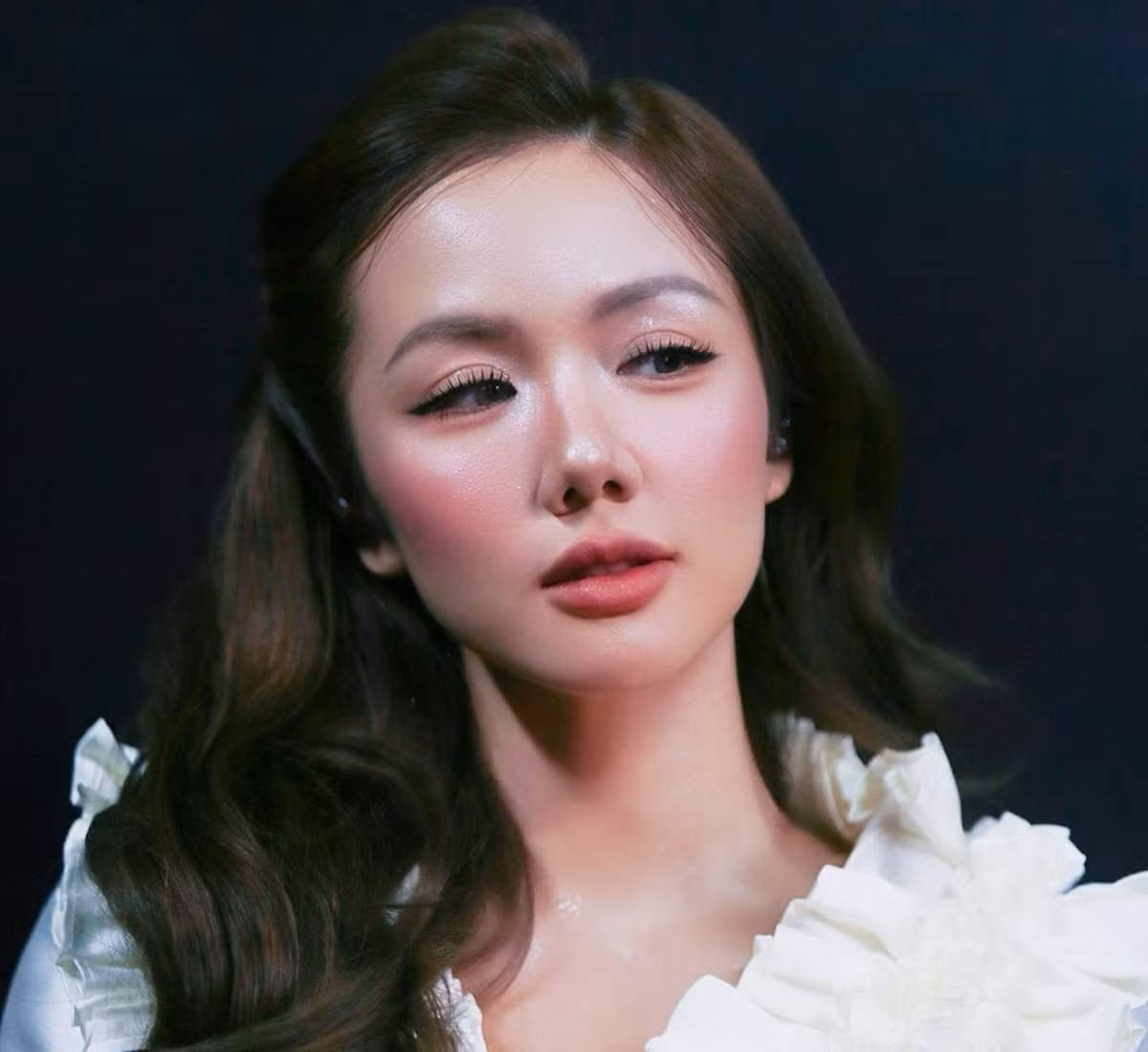 Khác với hình ảnh da nâu khỏe khoắn, cá tính từng gây chú ý suốt nhiều tháng qua, lần này Phương Ly lựa chọn phong cách nhẹ nhàng, nữ tính hơn.