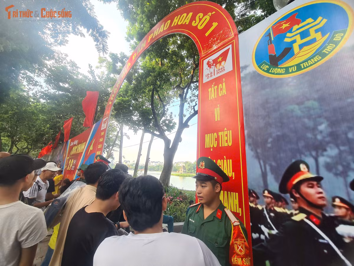 Nhằm đảm bảo an ninh trật tự, tránh việc người dân chen lấn, xô đẩy khi tìm vị trí ngồi xem bắn pháo hoa xung quanh bờ Hồ Gươm, lực lượng chức năng phải thường xuyên thổi còi nhắc nhở.