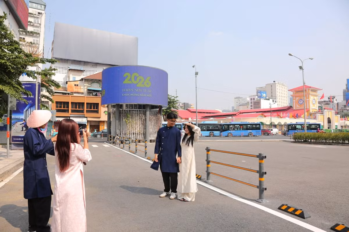 Việc cải tạo và chỉnh trang khu vực này đã giúp đô thị khang trang hơn, đồng thời mang đến thêm nhiều lựa chọn không gian chụp hình Tết cho người dân và du khách.
