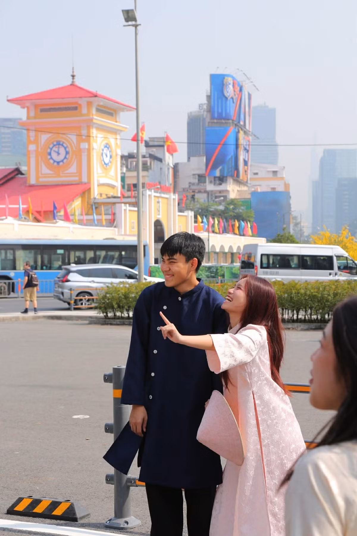 “Hôm nay tôi đến chợ Bến Thành để chụp hình Tết và thấy nơi đây có nhiều thay đổi so với năm ngoái, trông mới mẻ hơn. Cảnh quan được cải tạo lại sáng và tươi mới, khiến chợ Bến Thành như khoác lên mình một diện mạo khác”, du khách Ngọc Anh chia sẻ.
