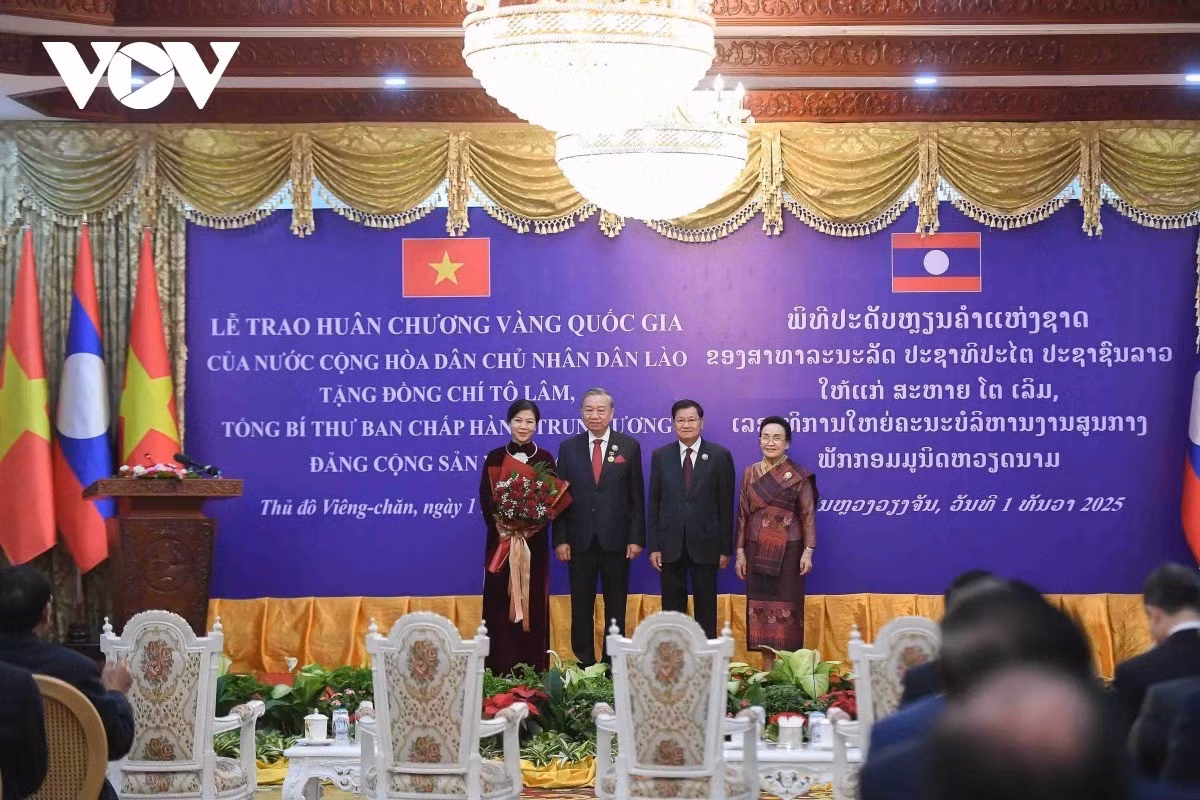trao-huy-chuong-3.jpg