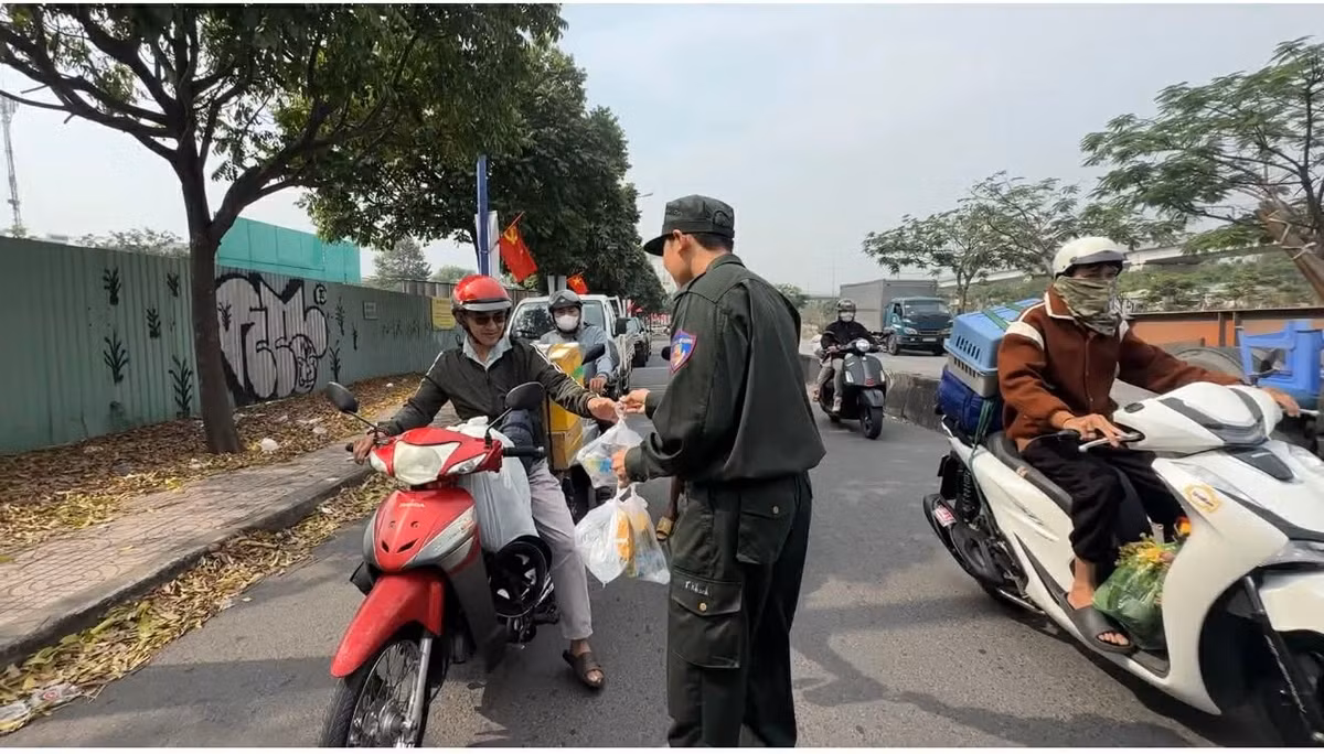 Đó cũng là phương án mà rất nhiều người là lao động nhập cư đến TP HCM mưu sinh lựa chọn cho hành trình trở về quê nghỉ Tết 2026. Vì vậy tuyến quốc lộ 1 cửa ngõ phía Đông TP Tây nập xe máy với lỉnh kỉnh hành trang cho chuyến hành trình hàng trăm, thậm chí hàng nghìn cây số để về nhà kịp thời khắc Giao thừa.