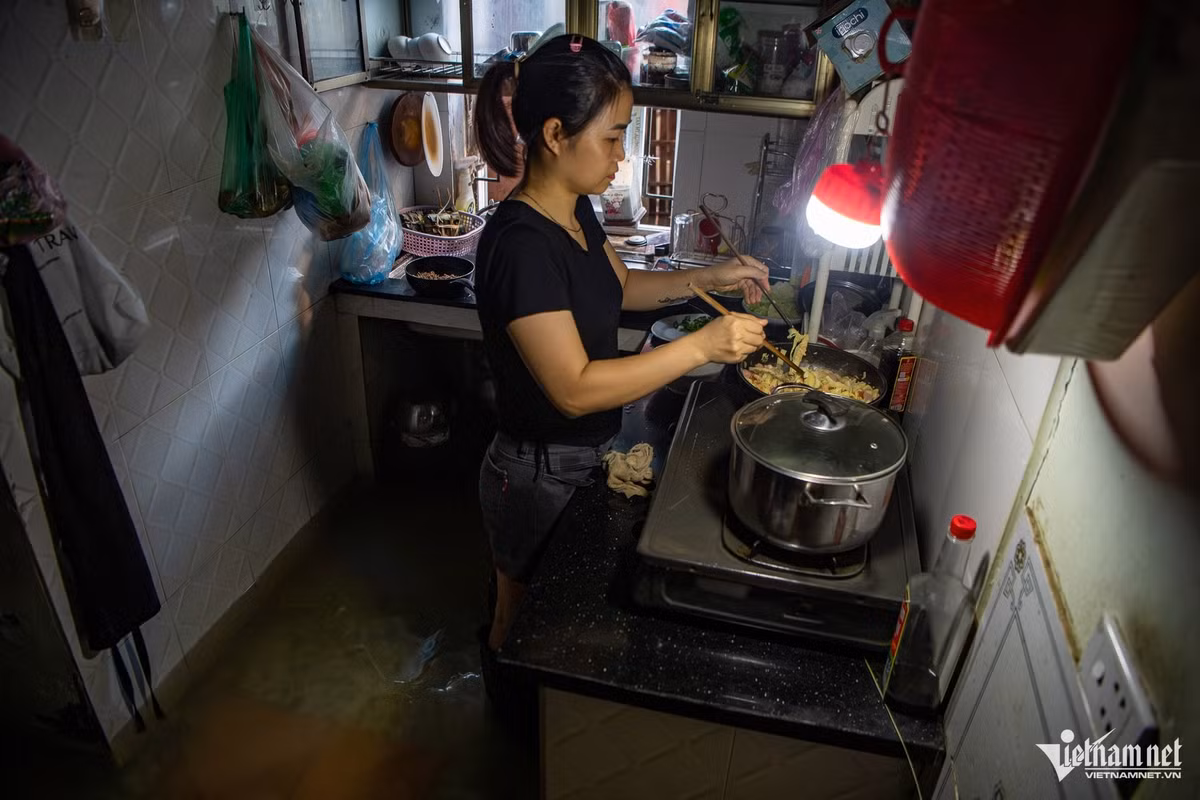 Ông Tư cho biết, nhà cửa của con cháu đều bị ngập sâu nên mọi người phải dồn về ở đây cùng. Hiện trong nhà có tới 12 nhân khẩu. Mọi người thay nhau nấu nướng để lo bữa ăn cho cả gia đình, vừa đảm bảo sinh hoạt, vừa tiện cho công việc.