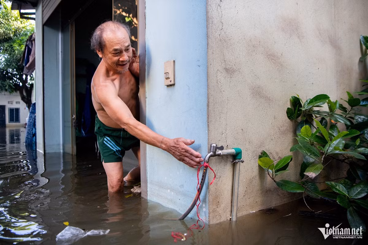 Do bể nước sinh hoạt bị lũ tràn vào, gia đình ông Hơn thiếu nước sạch. Để khắc phục tạm thời, ông nối ống dẫn từ vòi nước bên ngoài lên tầng hai, cung cấp lượng nước ít ỏi cho cả nhà sử dụng.