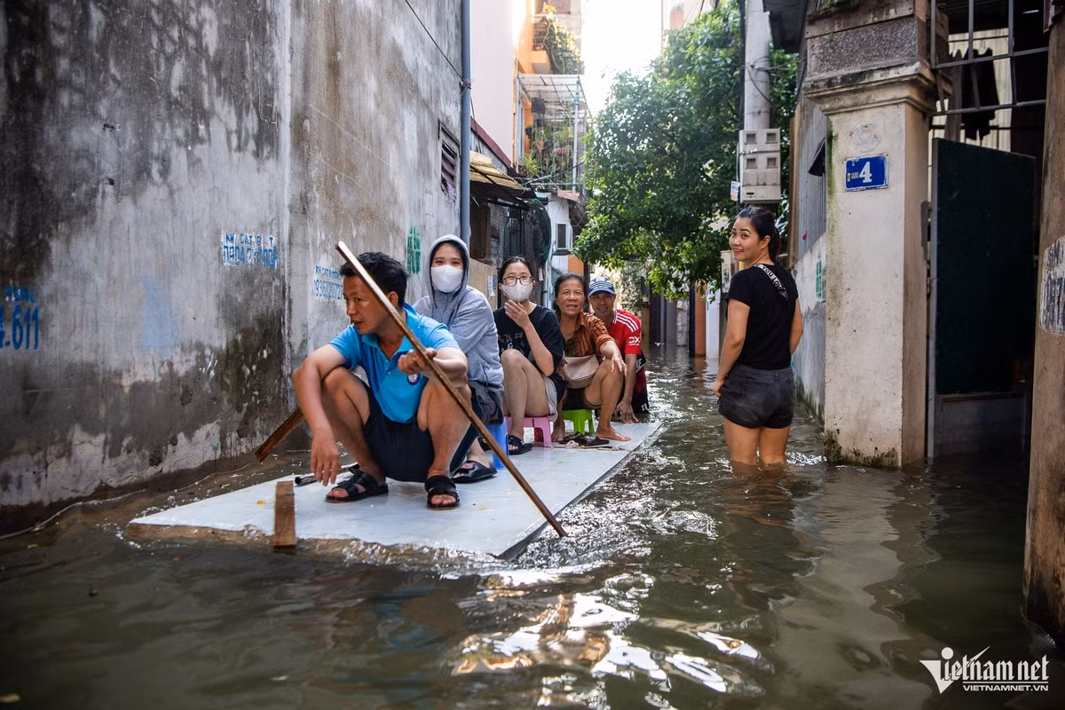 Sinh hoạt bị đảo lộn, đi lại khó khăn, bà con hàng xóm láng giềng những ngày này đoàn kết, chung tay hỗ trợ nhau vượt qua thử thách.