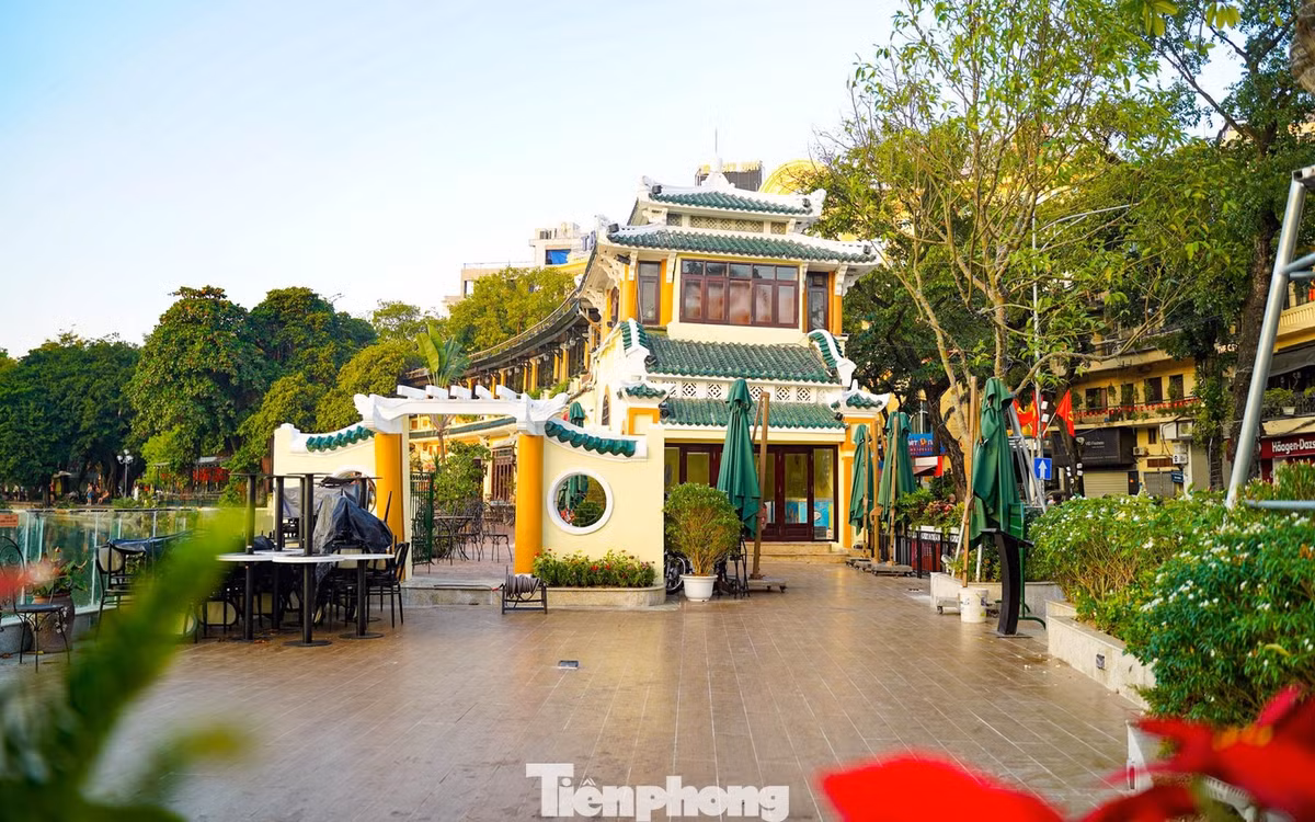 Tại khu vực nhà hàng Thủy Tạ sát hồ Gươm, các hạng mục như mái che, mái vẩy và công trình phụ trợ đã được tháo dỡ để khôi phục kiến trúc nguyên gốc.