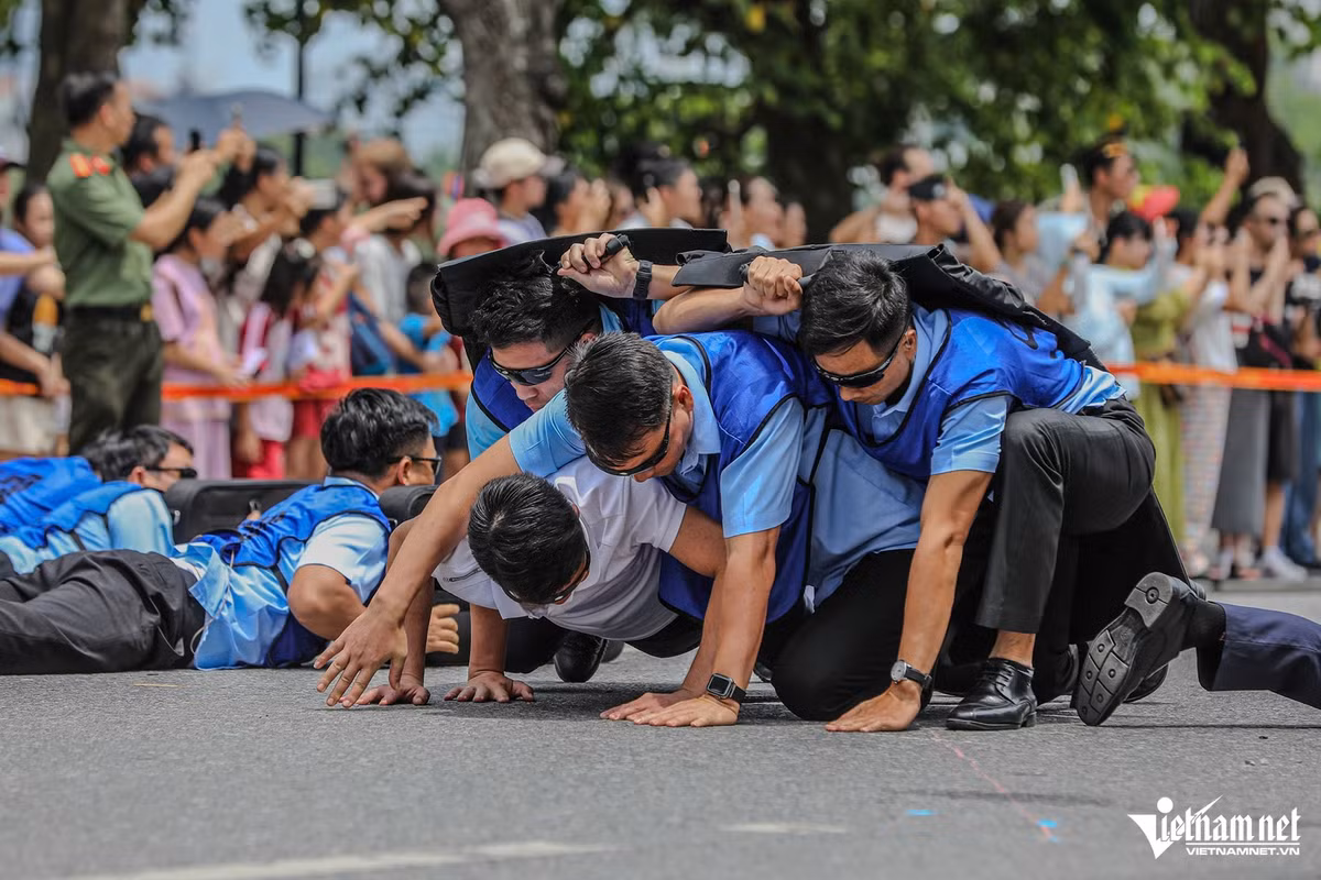 Buổi trình diễn gồm các nội dung: Biểu diễn mô tô hộ tống, múa súng, biểu diễn các kỹ thuật cơ bản, võ thuật công an nhân dân, xử lý tình huống nghiệp vụ, biểu diễn khí công, tình huống bảo vệ yếu nhân, kỹ thuật sử dụng dây chiến thuật xử lý tình huống nghiệp vụ, diễu hành các phương tiện chuyên dùng phục vụ công tác bảo vệ của Bộ Tư lệnh Cảnh vệ.