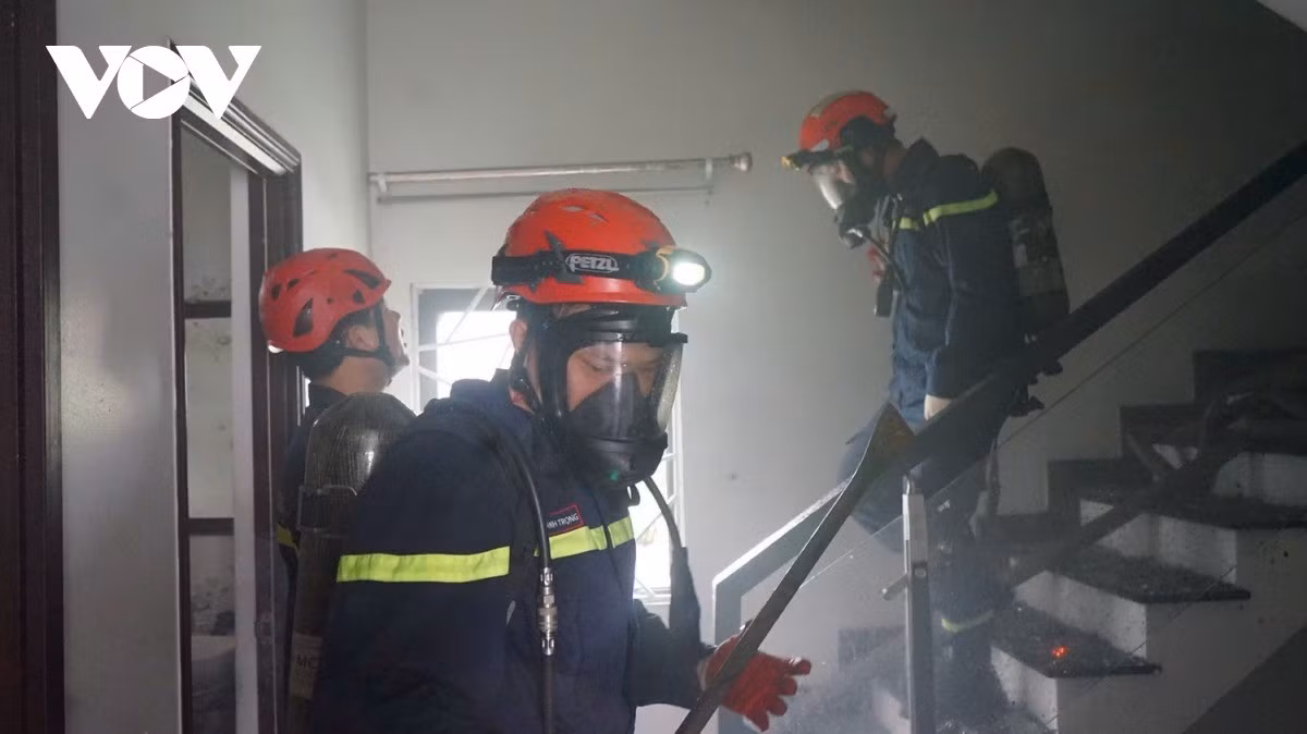 Cảnh sát chữa cháy đeo mặt nạ phòng độc tiếp cận hiện trường Do hẻm nhỏ, xe chữa cháy không thể tiếp cận trực tiếp hiện trường, lực lượng chức năng phải đỗ xe cách khoảng 100m, chia thành nhiều tổ, leo lên mái các nhà xung quanh để phun nước, tiếp cận đám cháy từ nhiều hướng. Được biết, bên trong là cơ sở kinh doanh khung tranh ảnh, chứa nhiều vật liệu dễ cháy.