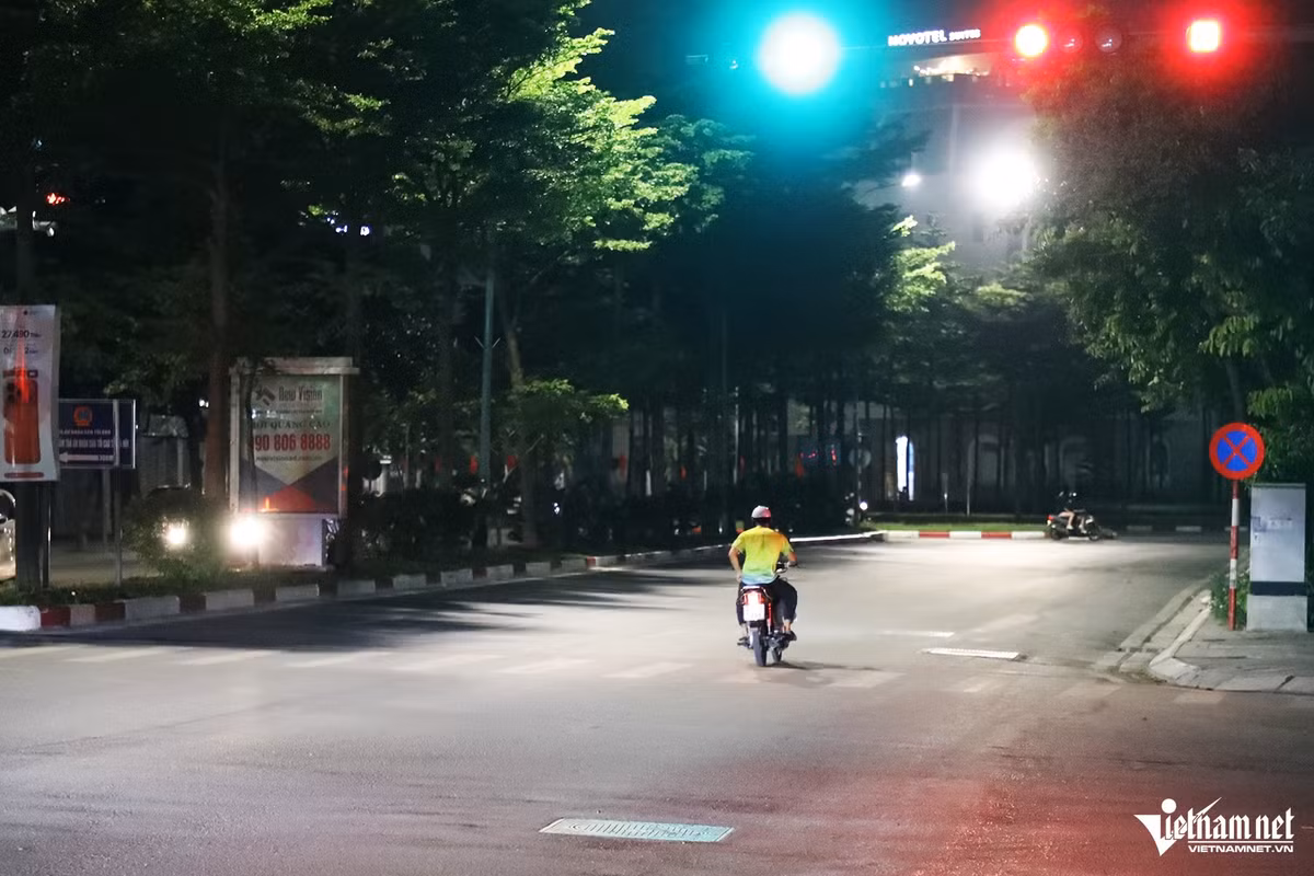 Theo Cục CSGT, những trường hợp vi phạm sẽ được đối chiếu với hệ thống cơ sở dữ liệu về đăng ký xe để xác định chủ phương tiện; đồng thời, cũng được cán bộ Trung tâm chỉ huy giao thông Cục CSGT kiểm duyệt trước khi chuyển cho Công an TP Hà Nội để thực hiện thủ tục xử lý vi phạm.