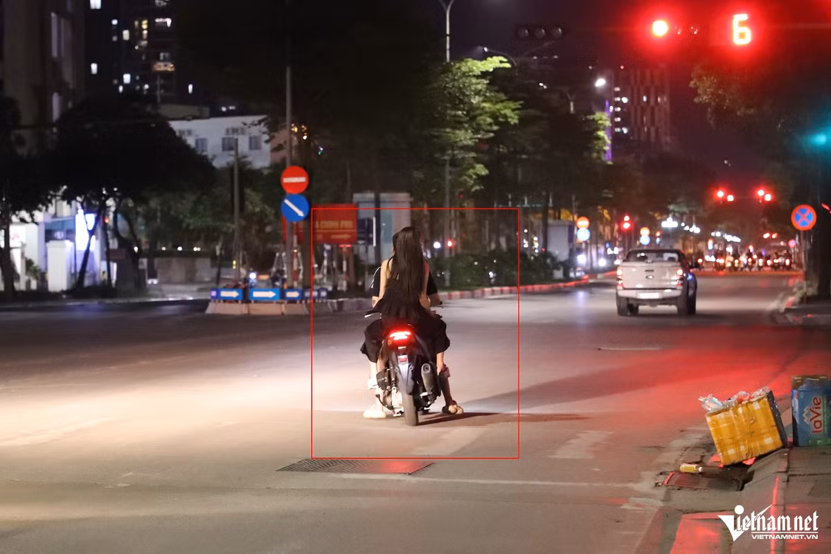 Cũng theo ghi nhận của PV, khi đi qua đoạn đường có thí điểm lắp camera AI giám sát giao thông, người đi xe máy không chỉ tuân thủ dừng đèn đỏ đúng vạch mà còn đội mũ bảo hiểm đầy đủ.