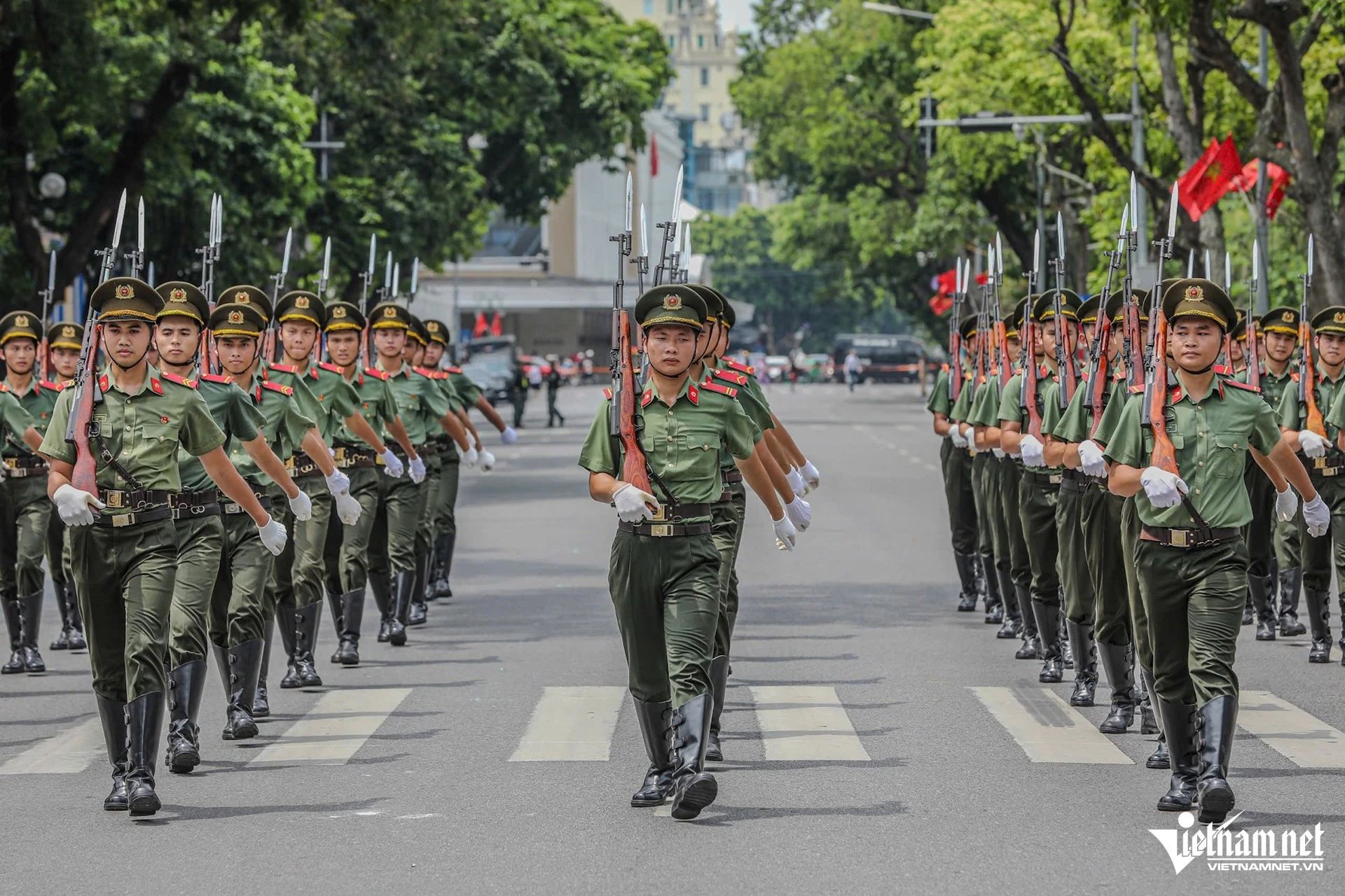 Cận cảnh dàn xe đặc chủng của lực lượng cảnh vệ luyện tập trên phố Hà Nội