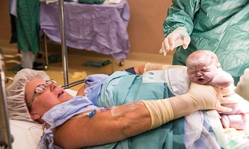 Khoảnh khắc tuyệt vời mẹ tự kéo con ra khỏi bụng
