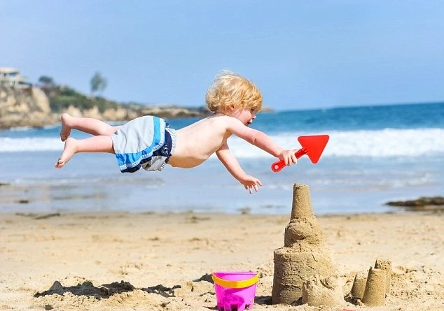 Đáng yêu tuyệt vời chùm ảnh em bé bệnh down biết bay