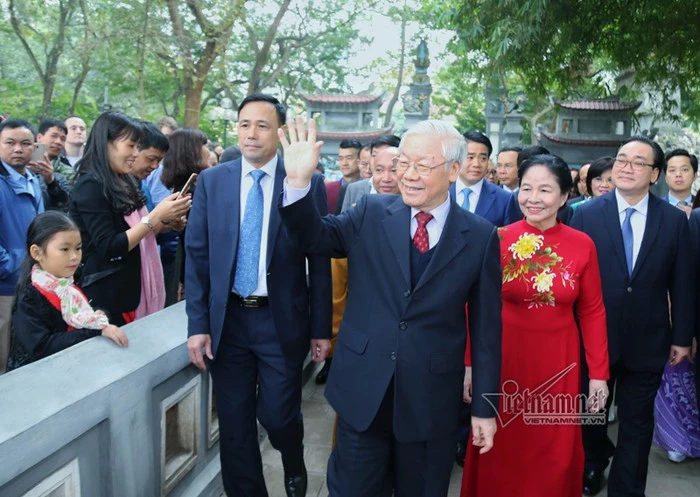 Tổng bí thư, Chủ tịch nước và phu nhân cùng kiều bào thả cá tiễn ông Táo