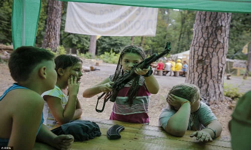 Ảnh gây sốc về huấn luyện “chiến binh nhí” ở Ukraine