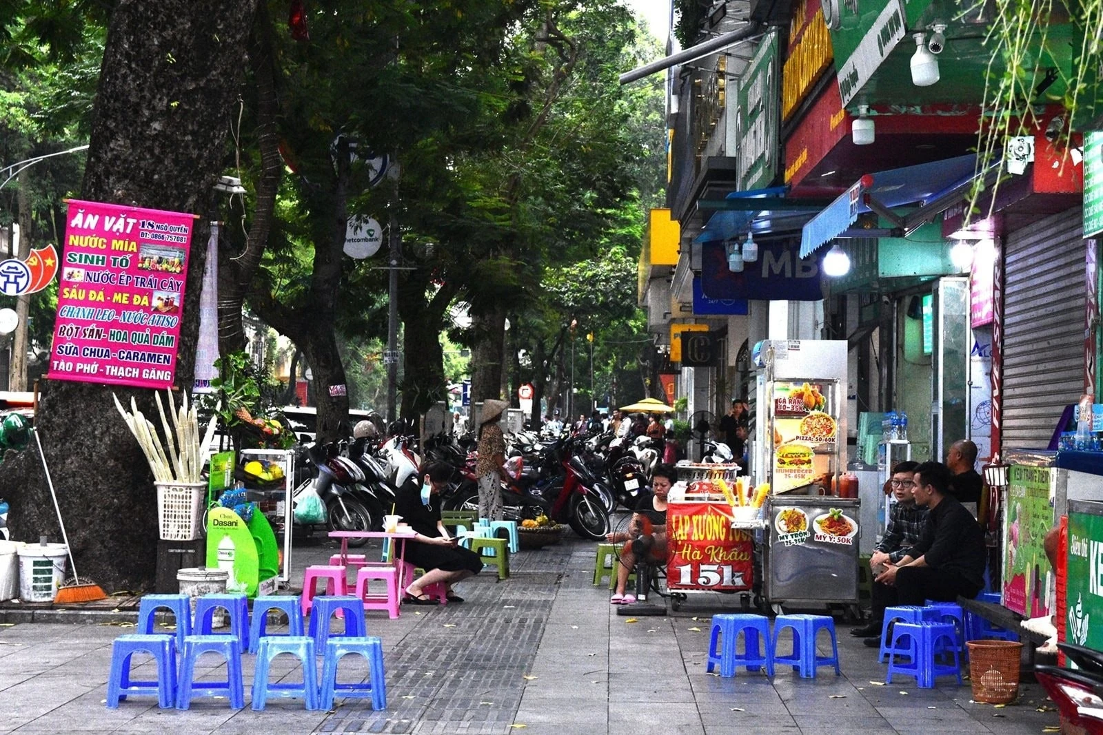 [SPOTLIGHT] Hà Nội thí điểm cho thuê vỉa hè giá 45.000 đồng/m²