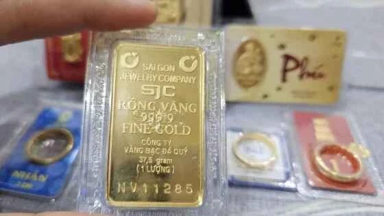 [SPOTLIGHT] Giá vàng lao dốc do áp lực lãi suất và USD tăng