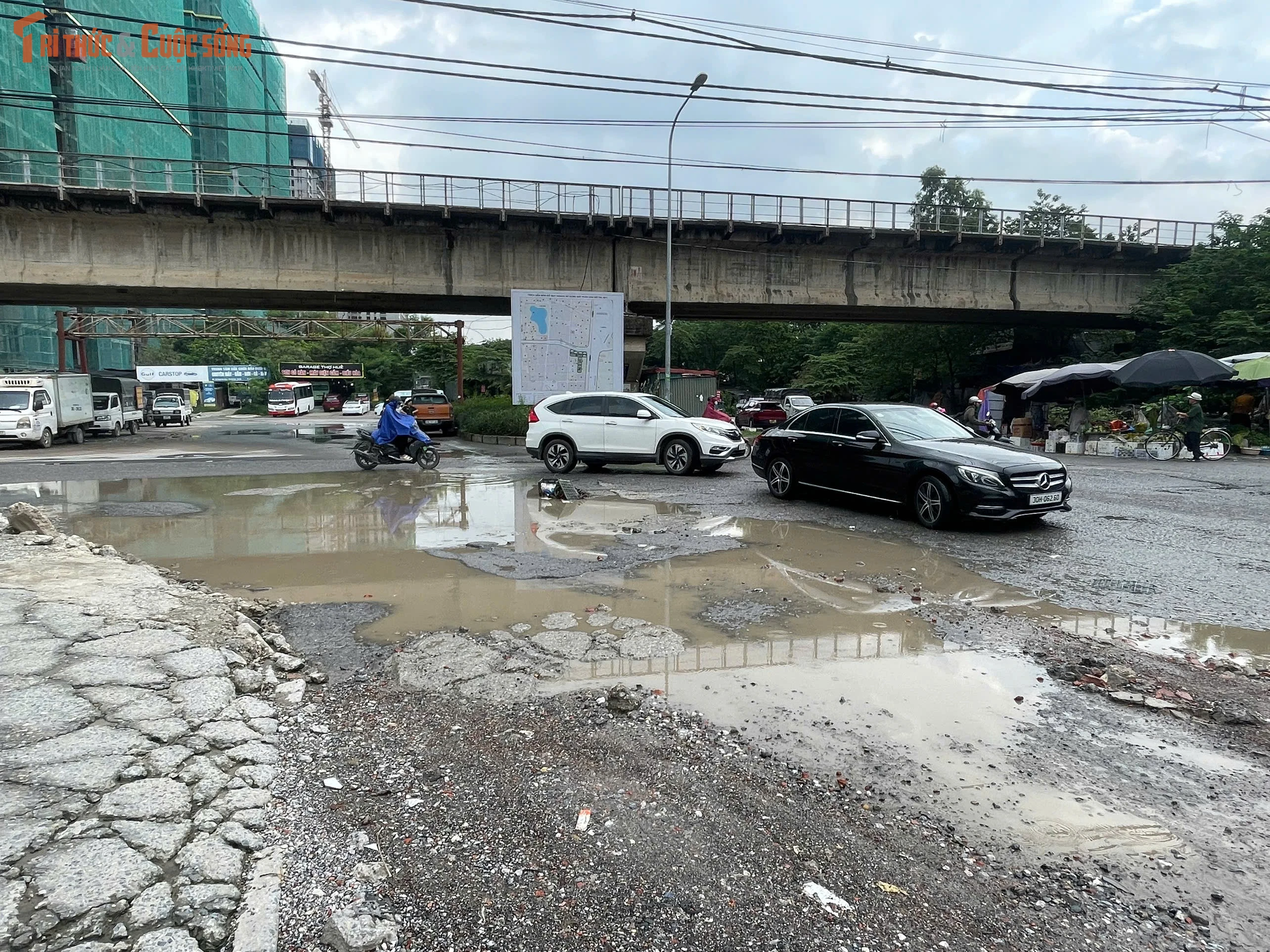 Mặt đường chi chít hố sâu trên tuyến cửa ngõ phía Bắc Hà Nội