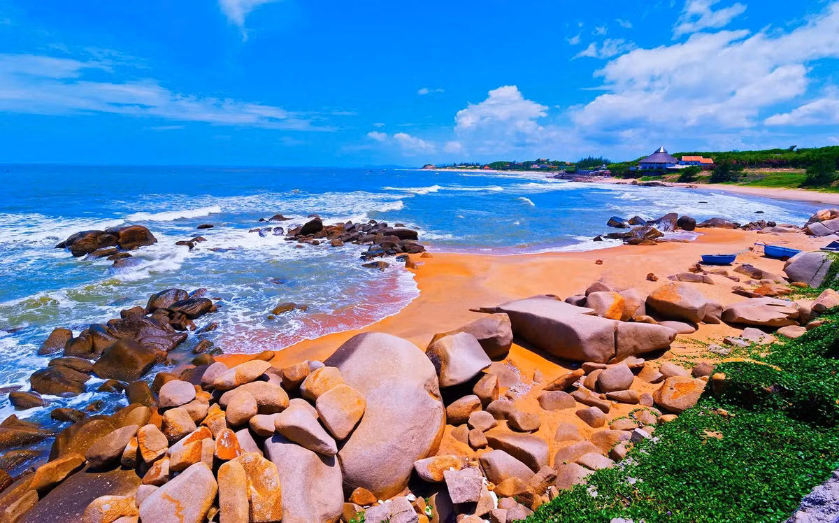 Kế đó là biển Long Hải, một trong những bãi biển sạch nhất Vũng Tàu. Không chỉ nổi bật với làn nước trong veo và khí hậu mát mẻ, nơi đây còn có ngọn núi Châu Long dành cho những ai yêu thích leo núi và muốn thu trọn cảnh biển từ trên cao. Ảnh Traveloka