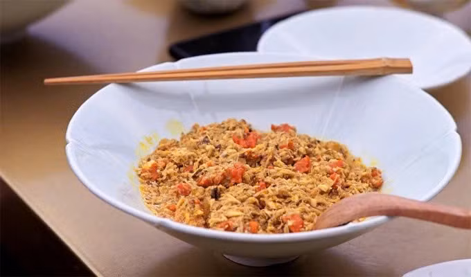 Vào mùa thu – đông, khi tiết trời se lạnh, cũng là lúc mùa cua lông béo nhất trong năm. Mỗi con cua có kích thước cỡ nắm tay, thịt chắc và ngọt, gạch cua vàng ươm, béo ngậy. Cua lông chỉ sống ở vùng nước ngọt sạch quanh hạ lưu sông Dương Tử, vì vậy giá của chúng không hề rẻ – có thể lên tới hơn 100 USD/kg. Ảnh Smartshanghai