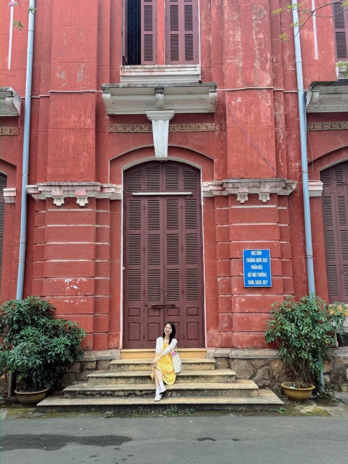 Chỉ cần lựa chọn phương tiện di chuyển phù hợp, mua vé tham quan thông minh và ưu tiên ẩm thực địa phương, chuyến đi Huế trong mùa đẹp nhất năm sẽ không còn là nỗi lo về chi phí, mà trở thành một hành trình nhẹ nhàng, sâu lắng và đáng nhớ.