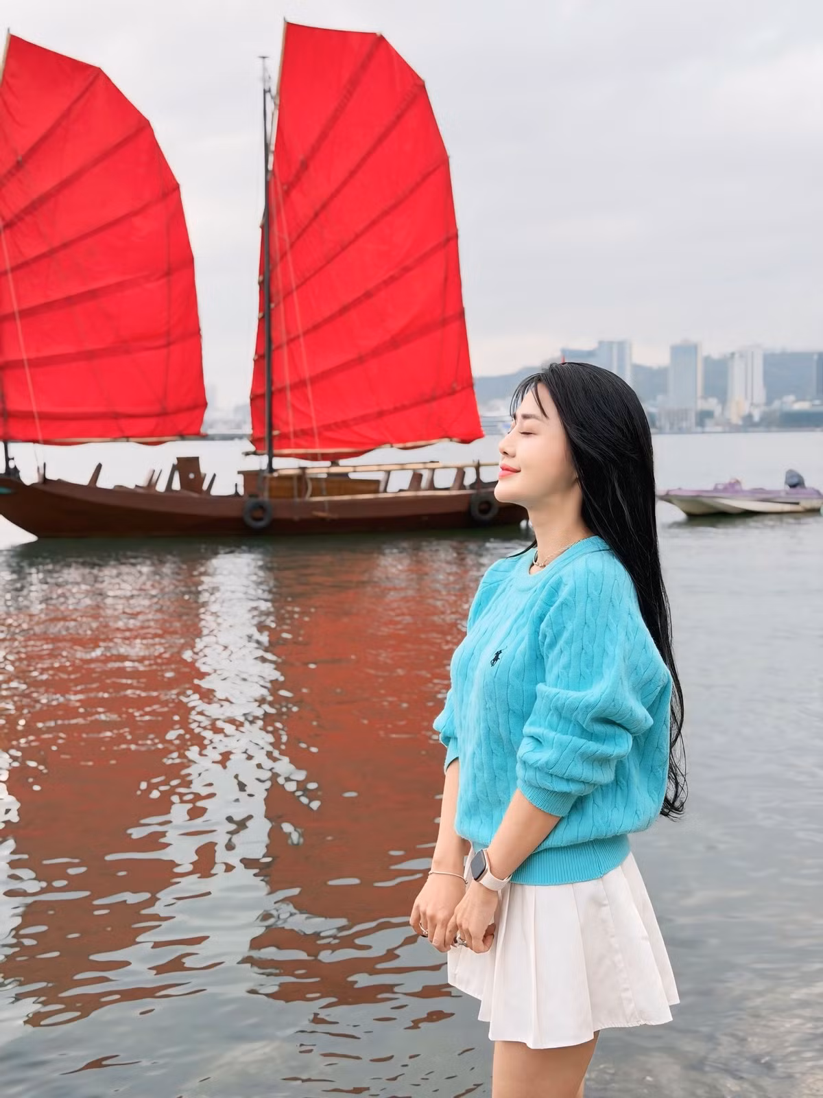 Sự xuất hiện của thuyền buồm cổ không chỉ mang lại điểm nhấn du lịch mới mà còn gợi nhớ về hình ảnh phương tiện đường thủy truyền thống từng gắn bó với vùng biển Quảng Ninh. Những cánh buồm đỏ vì thế không đơn thuần là điểm check-in, mà còn góp phần khơi gợi ký ức văn hóa và lịch sử trên vùng vịnh di sản. Ảnh Vũ Nhật Ninh