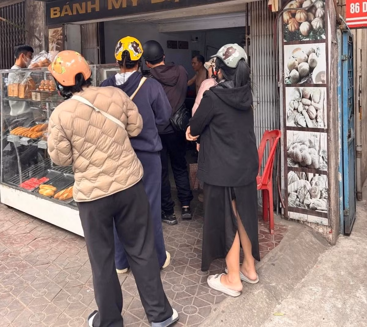 Theo nhiều thực khách, bánh mì chuột không phải món ăn quá cầu kỳ. Bánh có lớp vỏ vàng nhẹ, bên trong mềm, hương vị khá giống bánh mì truyền thống nhưng kích thước nhỏ nên dễ ăn. Một số người thích chấm cùng sữa đặc, pate hoặc ăn kèm đồ uống, tạo thành món ăn vặt đơn giản nhưng thú vị. Không ít người thừa nhận họ tìm đến món bánh này ban đầu chỉ vì tò mò. Tuy nhiên, sau khi ăn thử, nhiều người lại cảm thấy thích thú với hương vị mộc mạc, dễ ăn, khiến loại bánh nhỏ bé này càng thêm “gây sốt”.