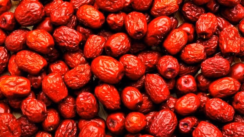 Táo đỏ (táo tàu) là nguyên liệu quen thuộc trong nhiều món hầm bổ dưỡng, được biết đến với tác dụng bồi bổ khí huyết, an thần và cải thiện giấc ngủ. Ảnh minh họa/ Nguồn internet