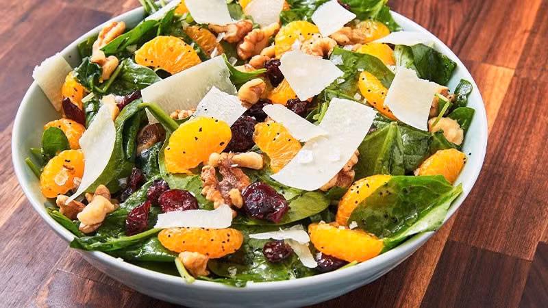 Ngoài ra, salad hạt lanh cũng là lựa chọn lý tưởng cho bữa ăn nhẹ, tươi mát. Rau xà lách, dưa chuột và cà chua bi cắt nhỏ, trộn với sốt dầu ôliu, nước cốt chanh, muối và tiêu, sau đó rắc 50g hạt lanh rang chín lên trên. Salad không chỉ giòn ngon mà còn bổ sung omega-3 và chất xơ, hỗ trợ chức năng thận và tiêu hóa. Ảnh minh hoạ