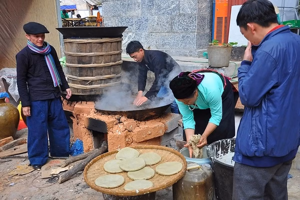 Bánh tam giác mạch có hai loại: mềm dẻo như bánh nếp hoặc nướng giòn rụm. Mỗi chiếc bánh lớn có thể đủ cho 2–3 người ăn, giá chỉ 10.000 – 15.000 đồng – một mức giá khiến món đặc sản vùng cao càng thêm gần gũi. Ăn nóng là ngon nhất: lớp ngoài giòn nhẹ, bên trong mềm, vị bùi lan chậm trong miệng, ấm lên giữa tiết trời se lạnh của vùng biên viễn. Ảnh Internet