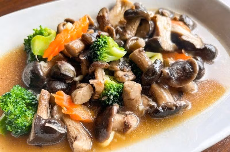 Nấm shiitake cũng là lựa chọn đáng cân nhắc cho nhóm tuổi trung niên. Hàm lượng vitamin B2 và vitamin D trong loại nấm này tương đương một số loại gan động vật, có tác dụng tăng cường miễn dịch, giảm mỡ máu và hỗ trợ ổn định huyết áp. Ảnh minh họa
