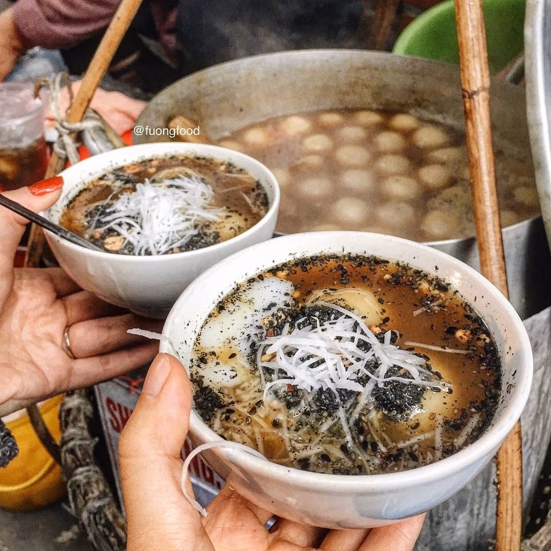 Khi gió lạnh ùa về, hương vị phố xưa lại dậy lên từ những món ăn tưởng giản dị mà đầy quyến rũ. Dưới đây là “bản đồ ẩm thực mùa gió mùa” được gom góp từ ký ức, từ những quán quen và cả những câu chuyện được kể suốt bao mùa trên phố. Ảnh Fuongfood