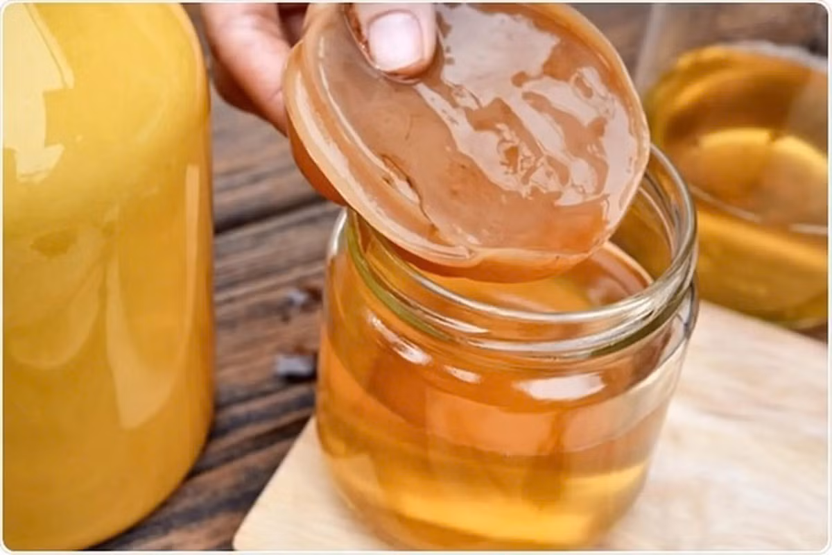 Phụ nữ mang thai và đang cho con bú là nhóm cần tuyệt đối tránh. Trong quá trình lên men, Kombucha sinh ra một lượng nhỏ cồn (dưới 0,5%) có thể ảnh hưởng đến thai nhi. Ngoài ra, đây là sản phẩm không được tiệt trùng, dễ nhiễm khuẩn hoặc nấm mốc, tiềm ẩn nguy cơ ngộ độc, rối loạn tiêu hóa. Ảnh minh họa