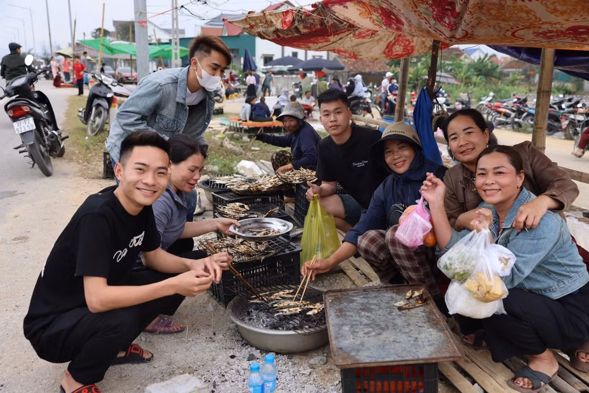 Nhiều du khách đánh giá, điểm thú vị không chỉ nằm ở món ăn mà còn ở không gian trải nghiệm ngồi bên bếp than, vừa ăn vừa nghe tiếng sóng biển. Ảnh Việt Phong