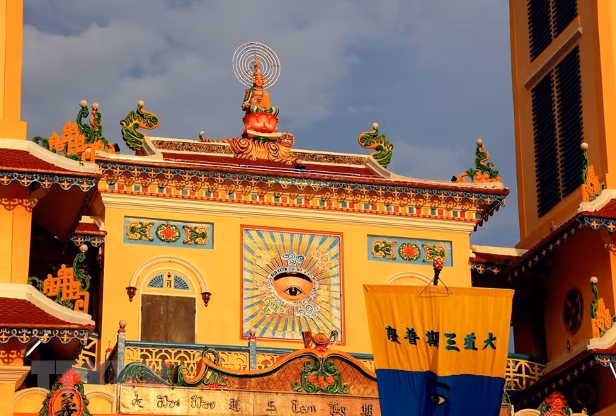 Không gian bên trong Tòa Thánh được bài trí trang nghiêm, trật tự, phản ánh rõ triết lý dung hòa các tôn giáo của đạo Cao Đài. Du khách đến đây không chỉ tham quan công trình kiến trúc độc đáo mà còn có cơ hội tham dự các buổi lễ, lắng nghe tiếng chuông vang vọng, cảm nhận sự tĩnh lặng giữa không gian linh thiêng. Ảnh Vietnamplus