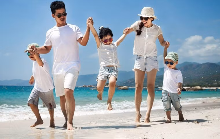 Tháng 6 là thời điểm các em học sinh bắt đầu kỳ nghỉ hè, cũng là lúc nhiều gia đình tranh thủ lên kế hoạch du lịch để thư giãn, gắn kết và tạo nên những trải nghiệm đáng nhớ. Tùy vào sở thích, vị trí địa lý và ngân sách, có nhiều điểm đến trong nước phù hợp với trẻ nhỏ nhờ thời tiết thuận lợi, không gian trong lành và hoạt động vui chơi phong phú. Ảnh Internet﻿